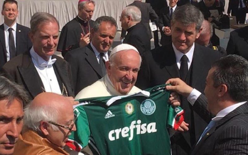 Jogador do Palmeiras presta homenagem ao Papa Francisco com camisa do San Lorenzo