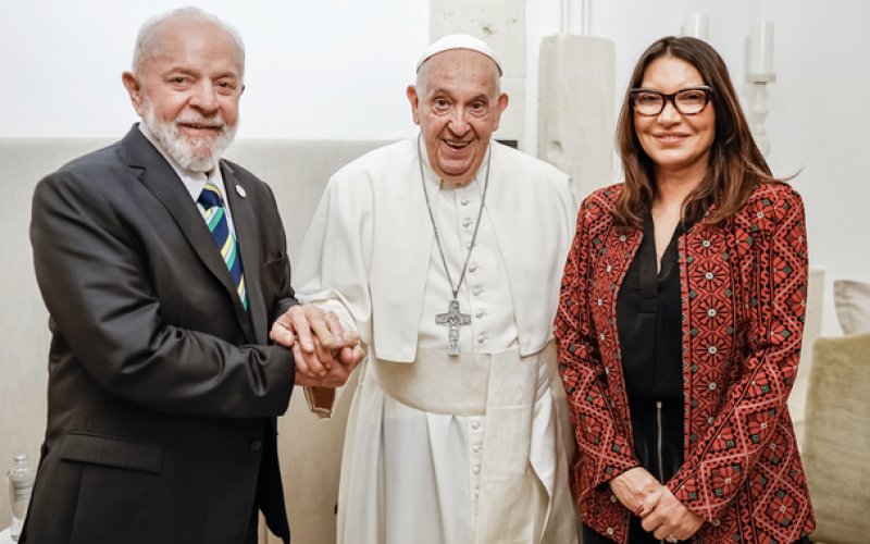 “Papa fez Lula voltar a ter esperança na prisão”, diz Janja