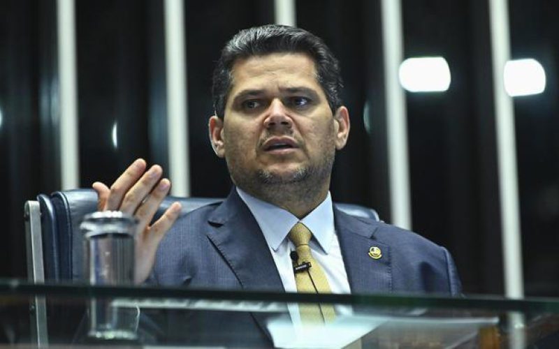 Alcolumbre trava impeachment de Alexandre de Moraes e avisa: “nem com 81 assinaturas”