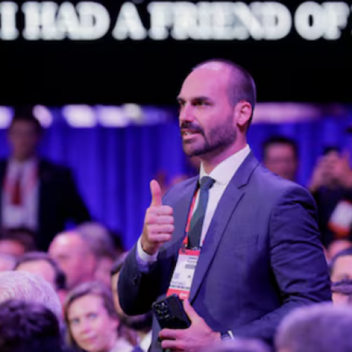 Eduardo Bolsonaro diz que não voltará  ao Brasil e que irá  abandonar o mandato