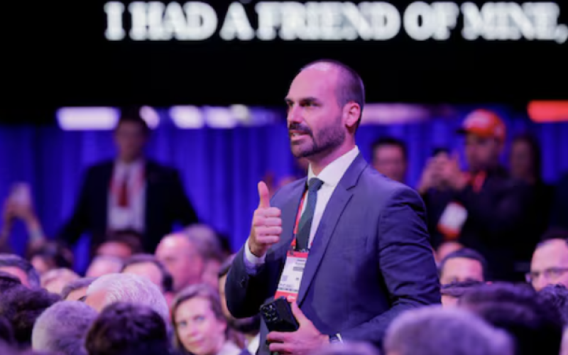 Eduardo Bolsonaro diz que não voltará  ao Brasil e que irá  abandonar o mandato