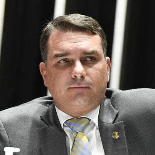 Flávio Bolsonaro apresenta pedido de impeachment de Alexandre de Moraes ao Senado Federal