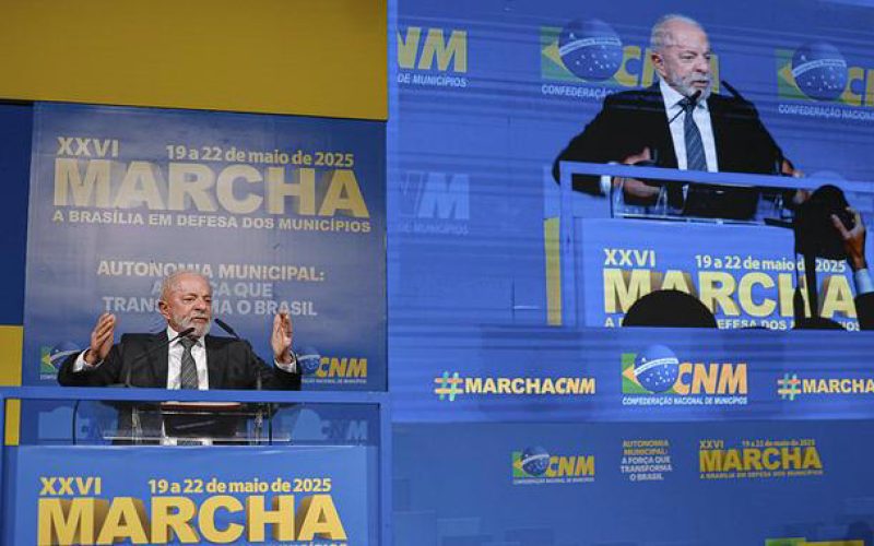 Lula rouba a cena na abertura da marcha dos prefeitos