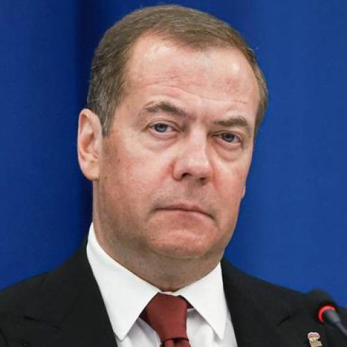 Medvedev diz que países “estão dispostos” a fornecer ogivas nucleares ao Irã após ataques dos EUA