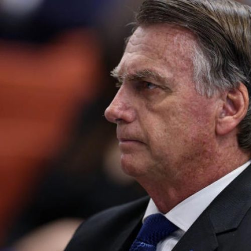 Bolsonaro se curva e  pede desculpa a Moraes