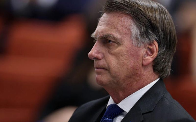 Bolsonaro se curva e  pede desculpa a Moraes