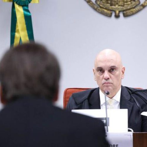 PF encontra pen drive escondido no banheiro de Bolsonaro e petição da Rumble contra Moraes
