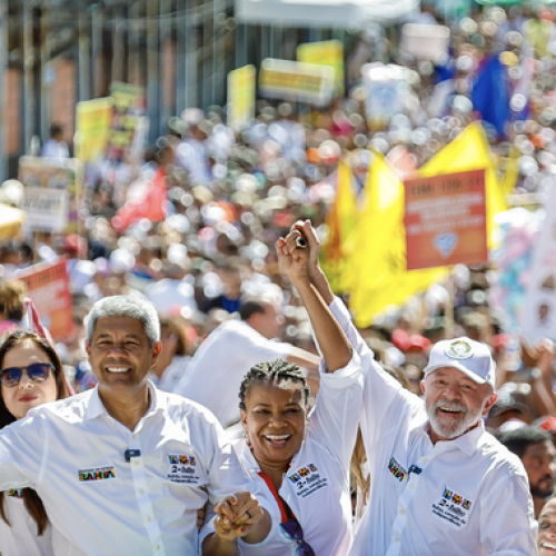 Após ato  de Bolsonaro fracassar em São Paulo, Lula atrai milhares de  apoiadores em Salvador