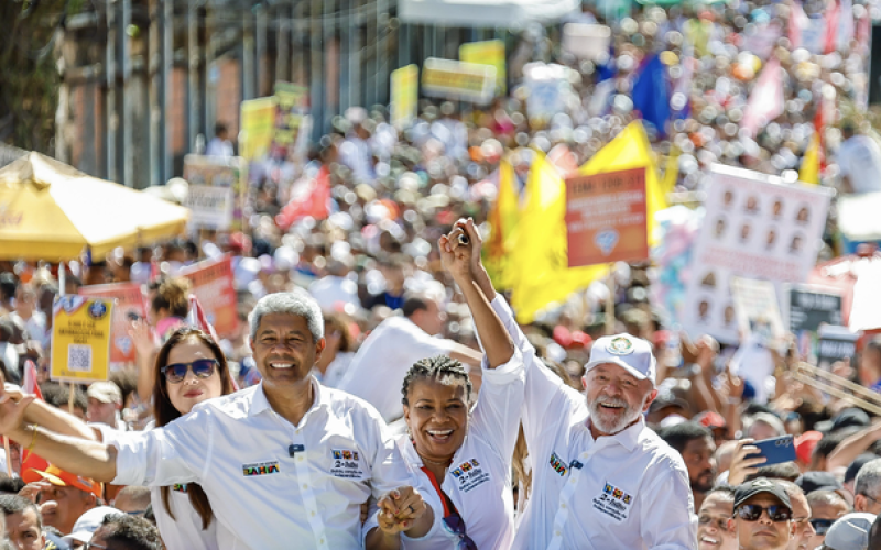 Após ato  de Bolsonaro fracassar em São Paulo, Lula atrai milhares de  apoiadores em Salvador