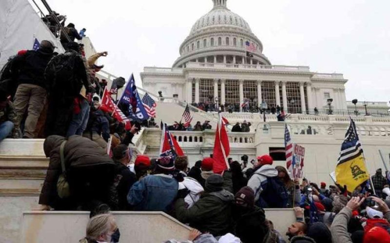 Agressor do Capitólio recebe prisão perpétua por atacar policiais