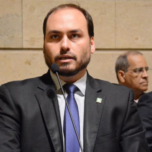 Carlos cita Silveira e critica quem promete indulto a Bolsonaro se eleito