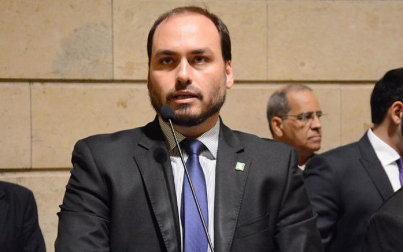 Carlos cita Silveira e critica quem promete indulto a Bolsonaro se eleito