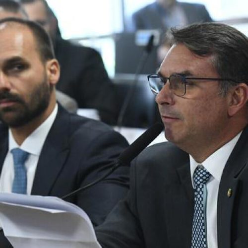 Depois de ação da PF contra Bolsonaro, Flávio recua e pede que Trump suspenda o tarifaço