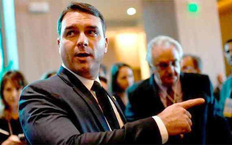 De Lisboa (Portugal), Flávio Bolsonaro critica Trump e pai (Bolsonaro) reage