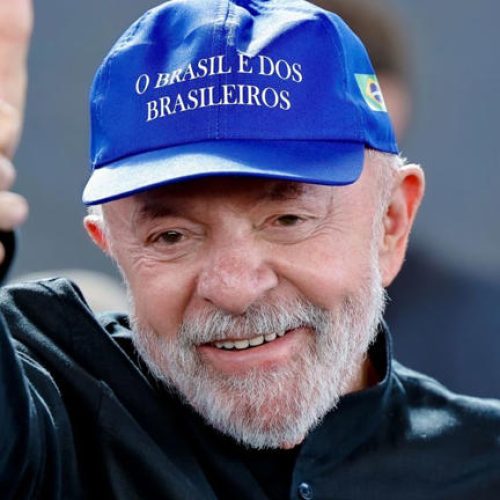Após embate com Trump, Lula usa boné com frase “o Brasil é dos brasileiros”
