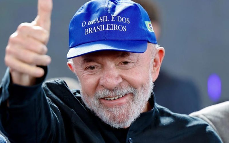 Após embate com Trump, Lula usa boné com frase “o Brasil é dos brasileiros”