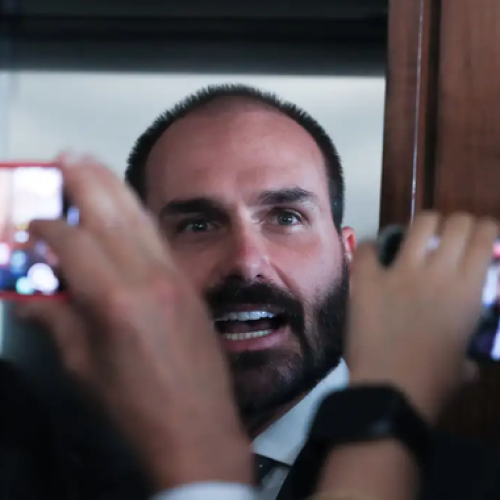 Eduardo Bolsonaro prepara saída do PL