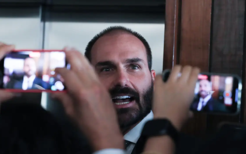 Eduardo Bolsonaro prepara saída do PL