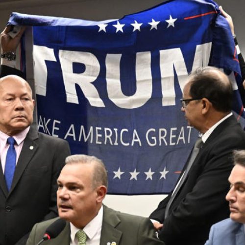 Deputados da oposição exibem bandeira de Trump em reunião na Câmara Federal