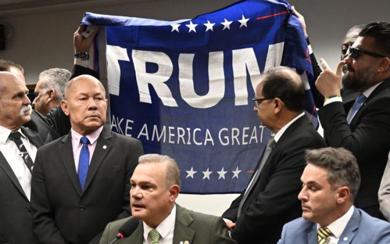 Deputados da oposição exibem bandeira de Trump em reunião na Câmara Federal