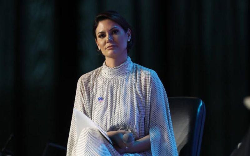 Michelle chora, diz que ora por Moraes