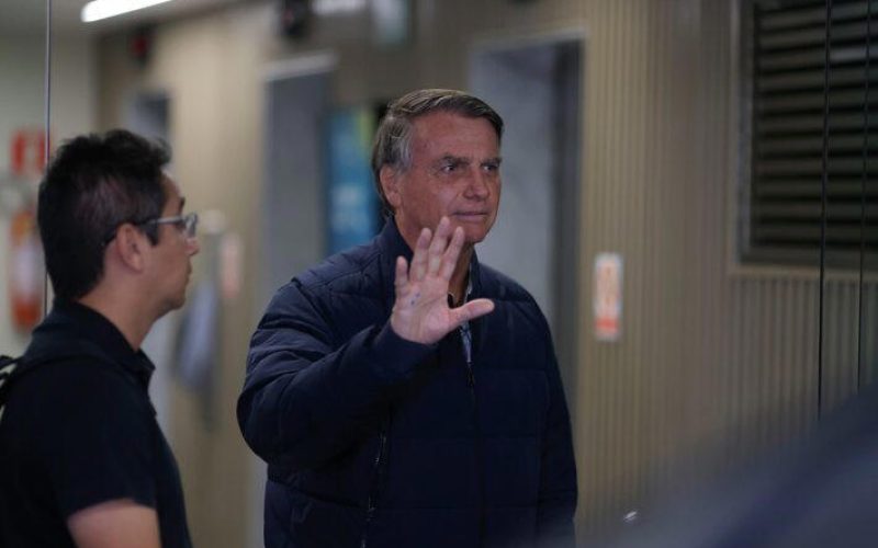 Moraes decreta prisão domiciliar de Bolsonaro