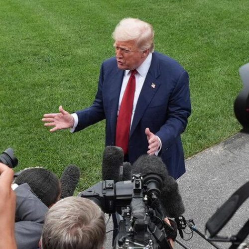 Países que compram petróleo russo serão taxados em até 100%, diz Trump