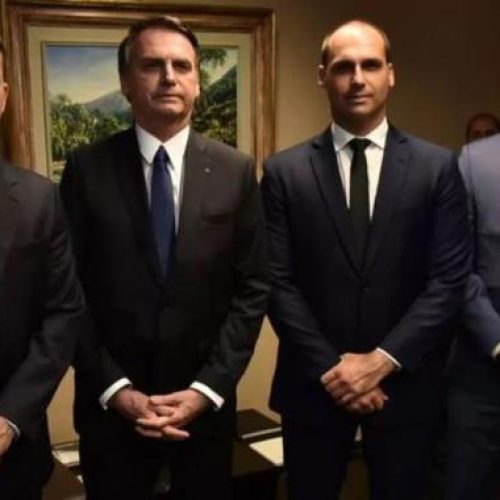 Folha separa Bolsonaro e Eduardo, como se fossem de facções diferentes