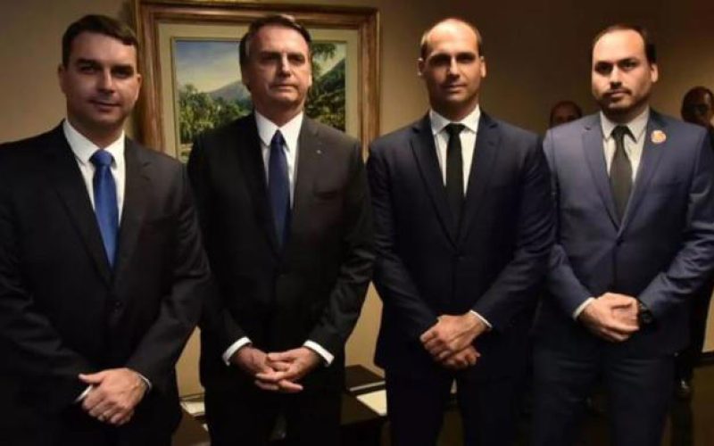 Folha separa Bolsonaro e Eduardo, como se fossem de facções diferentes