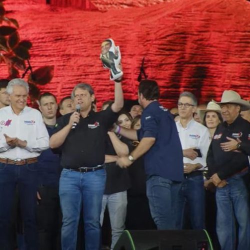Em Barretos Tarcísio defende Bolsonaro e agradece: “Fez tudo por mim”