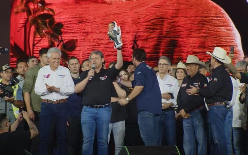 Em Barretos Tarcísio defende Bolsonaro e agradece: “Fez tudo por mim”