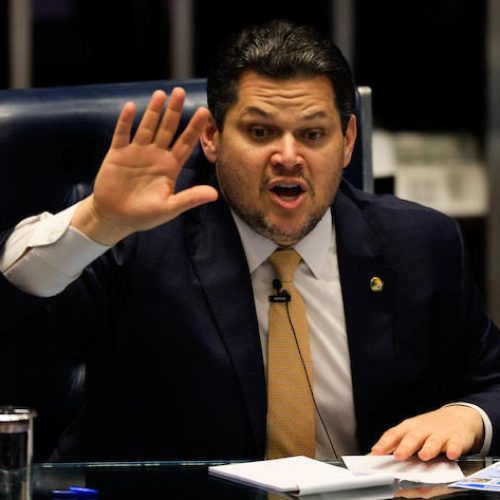 Alcolumbre diz que Eduardo Bolsonaro instiga EUA contra o Brasil e ‘não dá para aceitar calado’