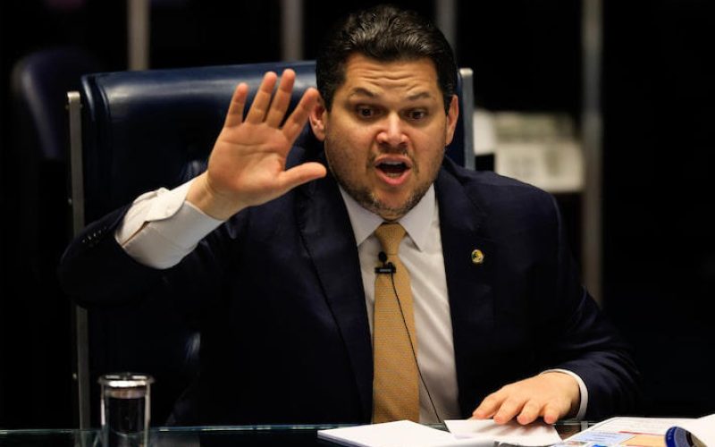 Alcolumbre diz que Eduardo Bolsonaro instiga EUA contra o Brasil e ‘não dá para aceitar calado’