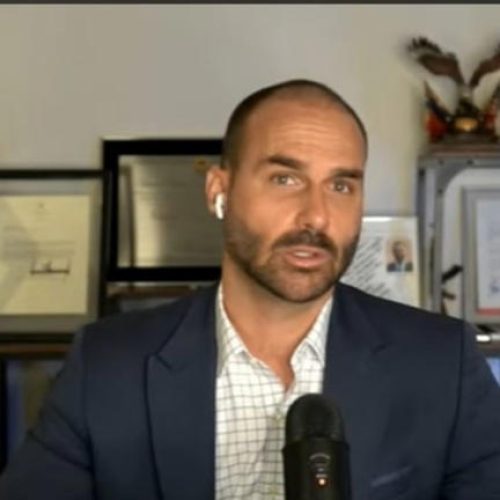 Parlamentares protocolam abaixo-assinado pela cassação do mandato de Eduardo Bolsonaro