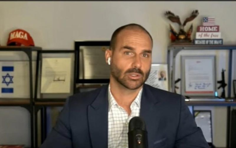 Parlamentares protocolam abaixo-assinado pela cassação do mandato de Eduardo Bolsonaro