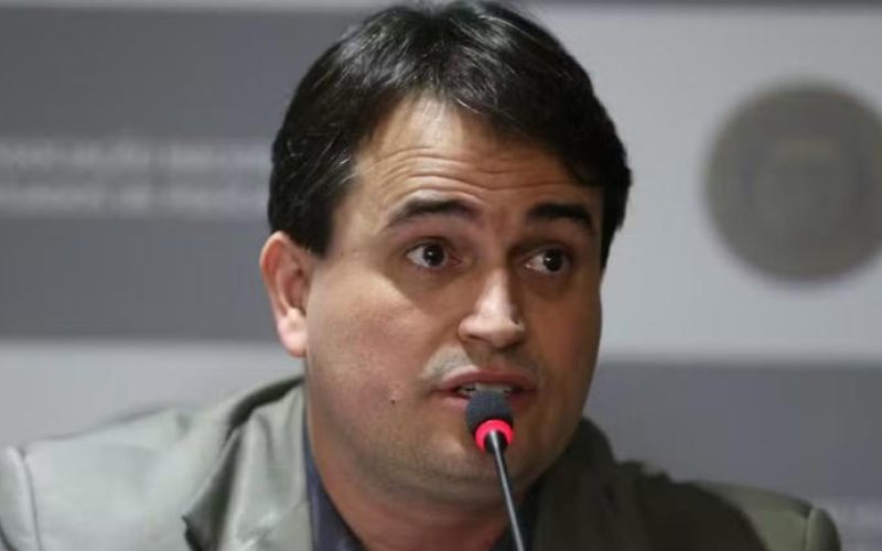 Delegado da PF que investigou facada em Bolsonaro é preso