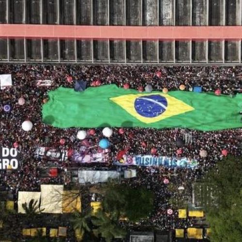 Em resposta ao bolsonarismo, manifestantes estendem bandeira do Brasil na Paulista