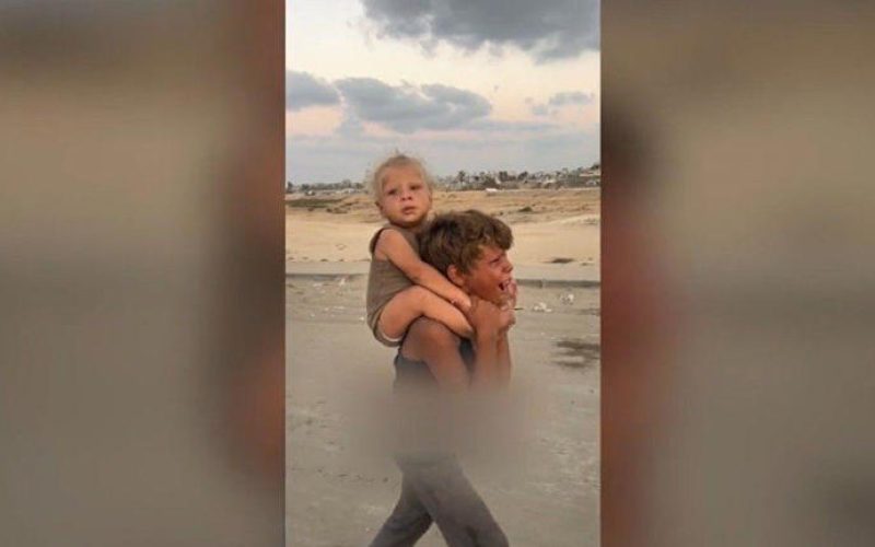 A história por trás do vídeo de menino palestino carregando irmãozinho nas costas