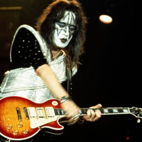 Causa da morte do guitarrista original do Kiss é revelada