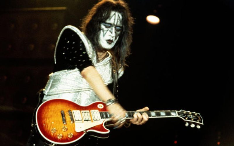 Causa da morte do guitarrista original do Kiss é revelada
