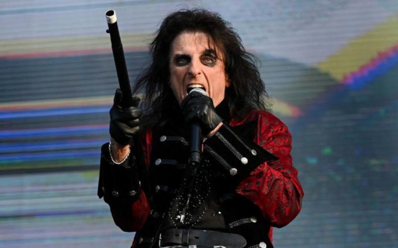 Alice Cooper dá conselho inusitado a jovens músicos: “ouçam Beatles”