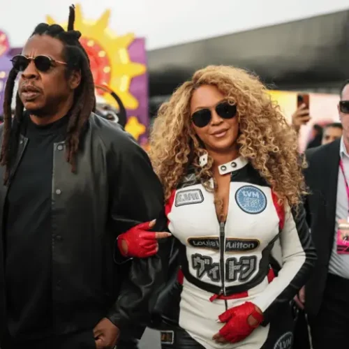 Beyoncé brilha no GP de Las Vegas com figurinos Ferrari e Louis Vuitton