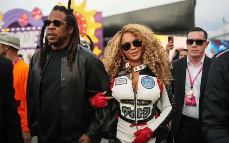 Beyoncé brilha no GP de Las Vegas com figurinos Ferrari e Louis Vuitton