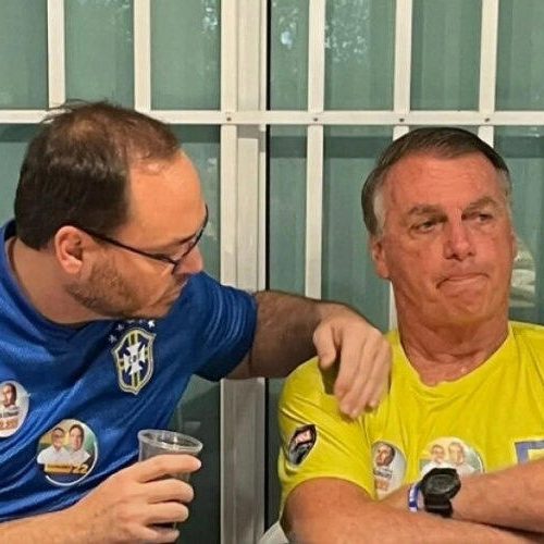 Após visita, Carlos diz que Bolsonaro chorou e está “devastado”