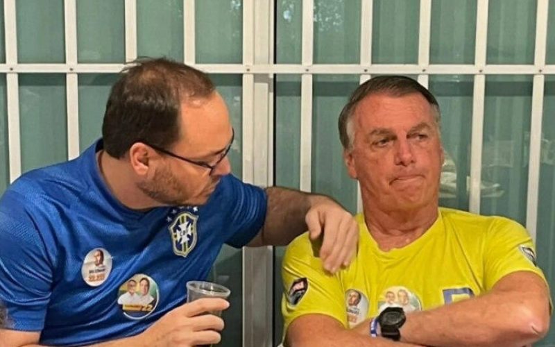 Após visita, Carlos diz que Bolsonaro chorou e está “devastado”