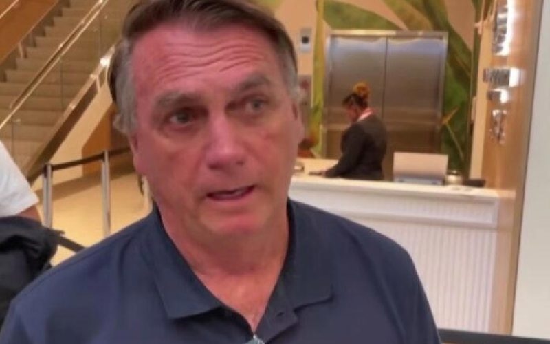 Mesmo na prisão, Jair Bolsonaro ainda tem direito a 8 assessores, 2 carros, combustível e outros benefícios