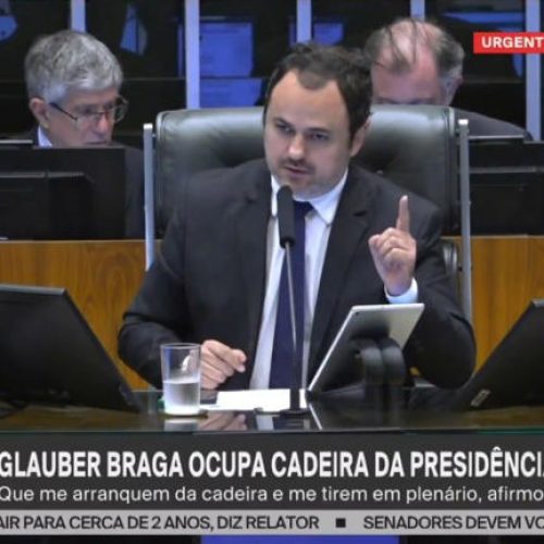 Motta expulsa imprensa para remover Glauber à força da mesa da Câmara