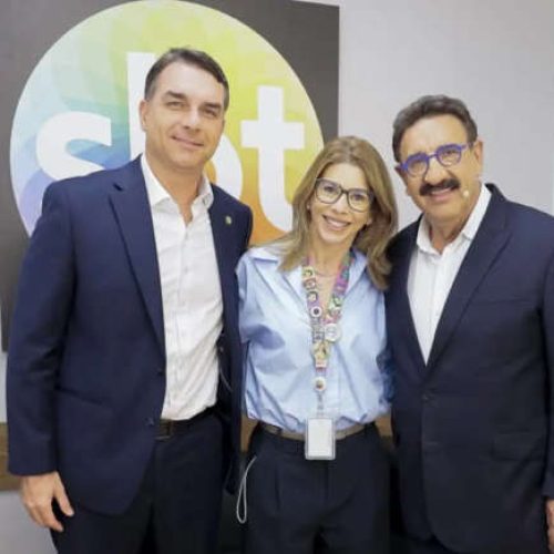 Após polêmica com presença de Lula, SBT recebe Flávio Bolsonaro e Caiado
