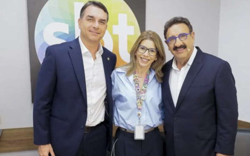 Após polêmica com presença de Lula, SBT recebe Flávio Bolsonaro e Caiado