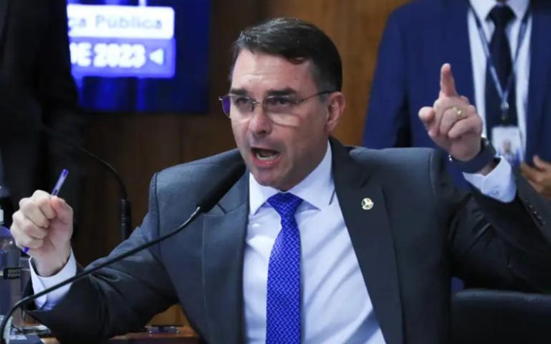 Candidatos do Nordeste fogem de  Flávio Bolsonaro